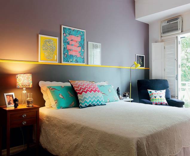 <span>A transformação começou pela parede atrás da cama. Mais do que apelar para a pintura, Vivi deu seu toque criativo: aplicou dois tons de cinza – um pronto e outro misturado com branco – separados por um lambri de madeira tingido de amarelo, pregado em toda a extensão (3 m). “A proposta é diferenciar a área da cabeceira com sutileza. Mesclando o suave com o vibrante, cheguei a um equilíbrio de cores”, diz. Como a barra divisória tem 9 mm de espessura, ela apoiou quadrinhos ali. Projeto da blogueira e decoradora carioca Vivi Visentin, do blog </span><strong><a href="https://decorviva.com.br/">Decorviva</a></strong><span>.</span> <span>A transformação começou pela parede atrás da cama. Mais do que apelar para a pintura, Vivi deu seu toque criativo: aplicou dois tons de cinza – um pronto e outro misturado com branco – separados por um lambri de madeira tingido de amarelo, pregado em toda a extensão (3 m). “A proposta é diferenciar a área da cabeceira com sutileza. Mesclando o suave com o vibrante, cheguei a um equilíbrio de cores”, diz. Como a barra divisória tem 9 mm de espessura, ela apoiou quadrinhos ali. Projeto da blogueira e decoradora carioca Vivi Visentin, do blog </span><strong><a href="https://decorviva.com.br/">Decorviva</a></strong><span>.</span>