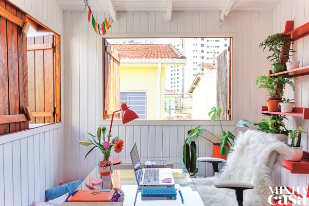 A designer de interiores paulistana Ana Mouawad Queiroga transferiu seu escritório para dentro de casa – e caprichou na decoração do espaço de 8,75 m²