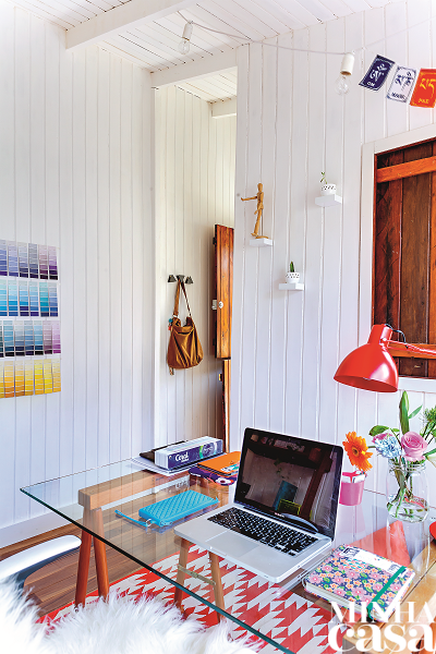 A designer de interiores paulistana Ana Mouawad Queiroga transferiu seu escritório para dentro de casa – e caprichou na decoração do espaço de 8,75 m²