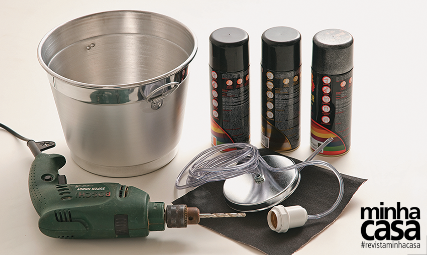 Você vai precisar de: balde de alumínio para gelo (Camicado), jogo Suspension de fio e soquete para luminária (Tok & Stok), fundo para alumínio Lukscolor (Tintas e Cores), tinta spray brilhante Lukscolor (Paolucci), spray metalizado Lukscolor Cromo (Tintas e Cores), furadeira com broca no 9/36 para metal e lixa para metal P100. Você vai precisar de: balde de alumínio para gelo (Camicado), jogo Suspension de fio e soquete para luminária (Tok & Stok), fundo para alumínio Lukscolor (Tintas e Cores), tinta spray brilhante Lukscolor (Paolucci), spray metalizado Lukscolor Cromo (Tintas e Cores), furadeira com broca no 9/36 para metal e lixa para metal P100.