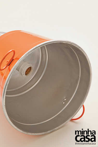 4 - Pinte o exterior com a tinta brilhante e o interior com o spray metalizado. Deixe secar por seis horas e então passe o fio para luminária. 4 - Pinte o exterior com a tinta brilhante e o interior com o spray metalizado. Deixe secar por seis horas e então passe o fio para luminária.