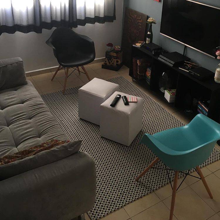 O m&oacute;vel azul se destaca na sala em tons de cinza e preto dos moradores do <a href="https://www.instagram.com/ape_trintaeum/" target="_blank" rel="noopener">@ape_trintaeum</a>.