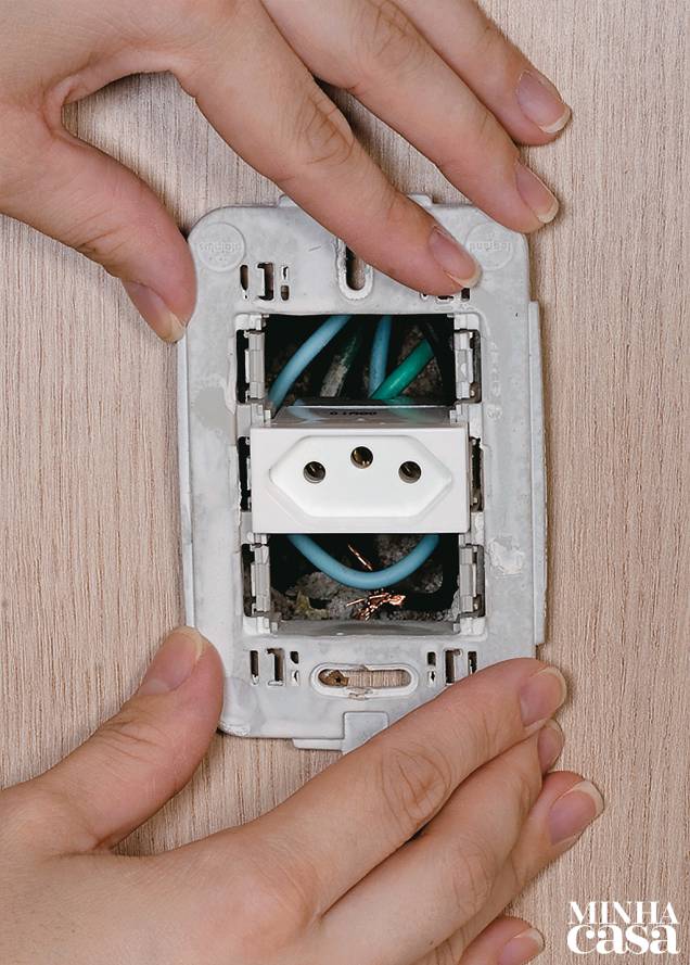 2. Solte os parafusos que mantêm o suporte na caixa elétrica embutida na parede. 2. Solte os parafusos que mantêm o suporte na caixa elétrica embutida na parede.
