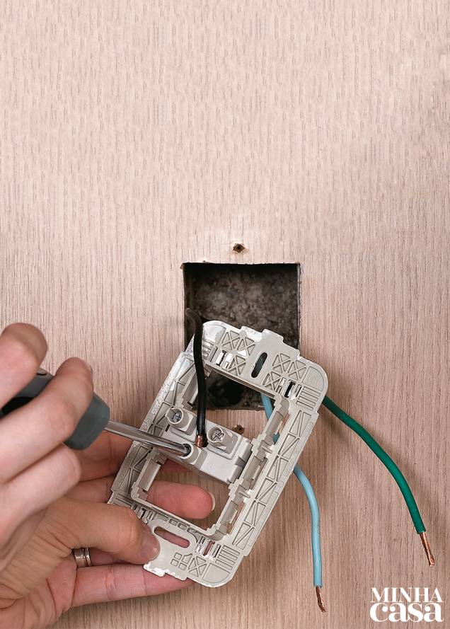 3. Retire o suporte da caixa e solte os parafusos que fixam os fios. 3. Retire o suporte da caixa e solte os parafusos que fixam os fios.