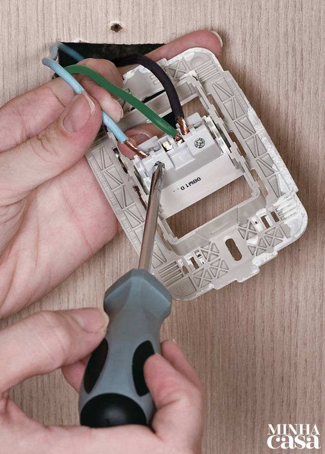 6. Ao reconectar os fios, tome o cuidado de fixar o fio verde - justamente o terra - no encaixe do meio. Aperte os parafusos com firmeza. 6. Ao reconectar os fios, tome o cuidado de fixar o fio verde - justamente o terra - no encaixe do meio. Aperte os parafusos com firmeza.
