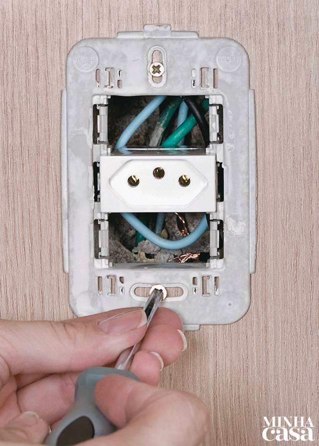 7. Recoloque a tomada na caixa, atentando para não pressionar nem soltar os fios. 7. Recoloque a tomada na caixa, atentando para não pressionar nem soltar os fios.
