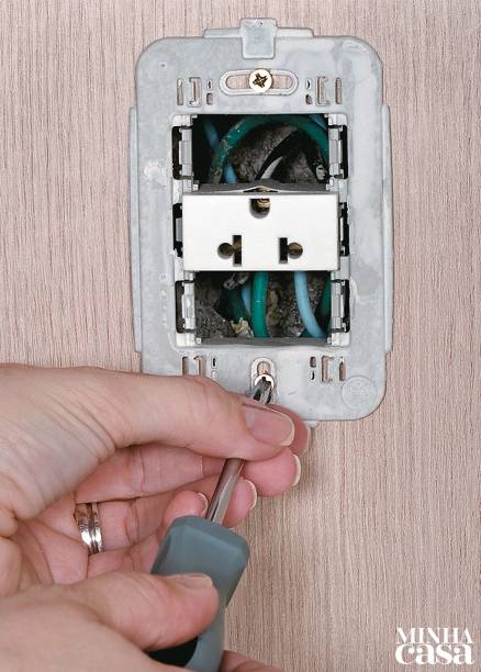 8. Posicione o suporte e aperte os parafusos para prendê-lo na caixinha de luz.