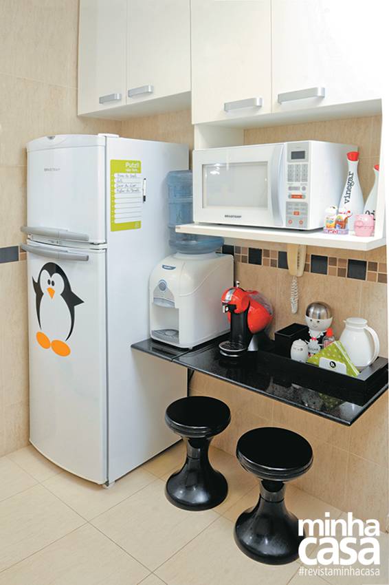 Tudo foi escolhido a dedo na decoração do apê de 72 m² cozinha bancada