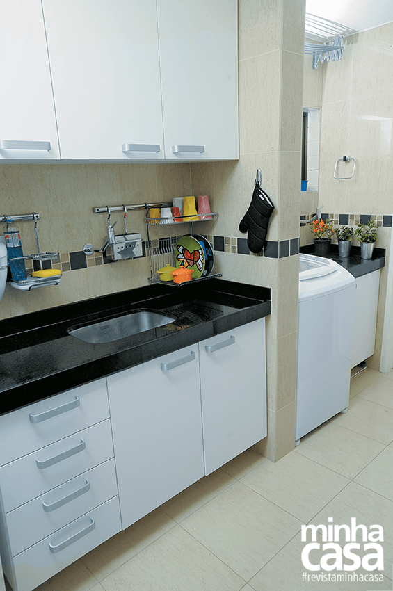 Tudo foi escolhido a dedo na decoração do apê de 72 m² cozinha corredor