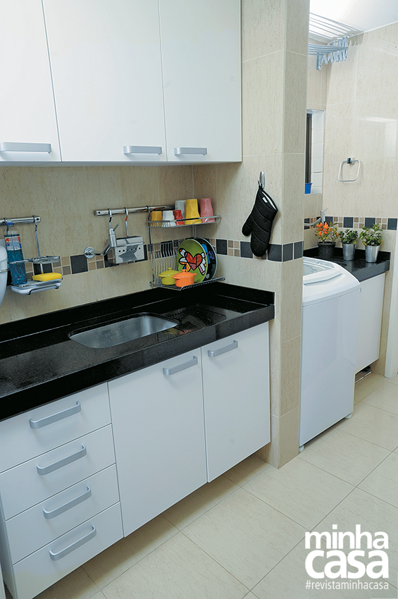 <span>Os armários preenchem as paredes laterais, aproveitando o formato alongado da cozinha. De granito preto são marcos, a bancada se repete na área de serviço. Projeto da designer de interiores Gabriela Alencar .</span> <span>Os armários preenchem as paredes laterais, aproveitando o formato alongado da cozinha. De granito preto são marcos, a bancada se repete na área de serviço. Projeto da designer de interiores Gabriela Alencar .</span>