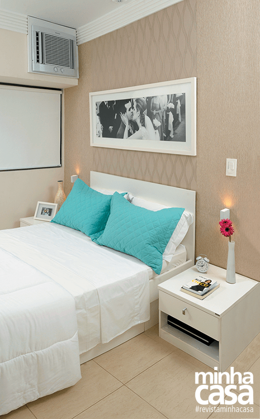 <span>A parede da cabeceira foi revestida de papel de parede em dois padrões (Livre Decor). “Aproveitei algumas sobras que tinha, combinando texturas em tons de bege”, explica a designer de interiores Gabriela Alencar. Uma foto em preto e branco emoldurada mantém presente a lembrança do dia do casamento.</span> <span>A parede da cabeceira foi revestida de papel de parede em dois padrões (Livre Decor). “Aproveitei algumas sobras que tinha, combinando texturas em tons de bege”, explica a designer de interiores Gabriela Alencar. Uma foto em preto e branco emoldurada mantém presente a lembrança do dia do casamento.</span>