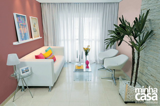 <span>A designer de interiores Gabriela Alencar queria um contraste discreto entre paredes e móveis. E desejava mais de uma nuance na sala. Assim, O estar ganhou a cor Canoa Quebrada (ref. D170), e as outras divisórias, Chão Batido (ref. B371), da Suvinil. “Harmonizei tom sobre tom.”</span> <span>A designer de interiores Gabriela Alencar queria um contraste discreto entre paredes e móveis. E desejava mais de uma nuance na sala. Assim, O estar ganhou a cor Canoa Quebrada (ref. D170), e as outras divisórias, Chão Batido (ref. B371), da Suvinil. “Harmonizei tom sobre tom.”</span>