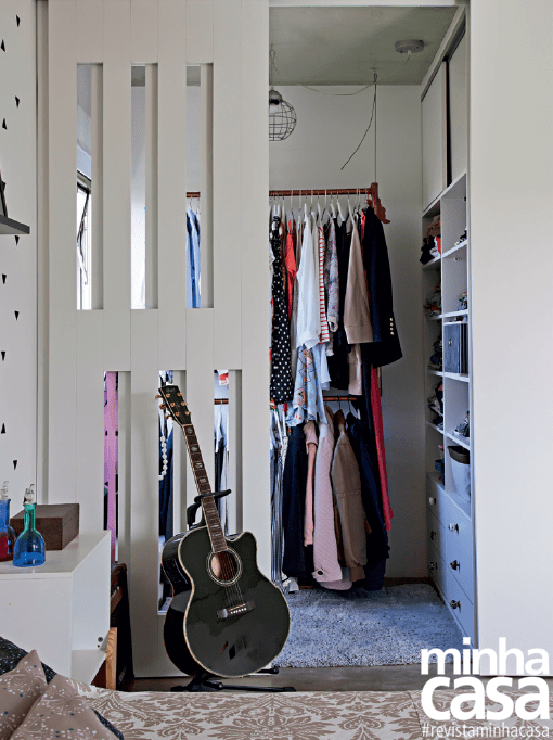 Ideal para abrigar o closet, o espaço anexo ao dormitório foi equipado com uma porta de correr e um armário (Marcenaria Cruciaki, R$ 7 650).