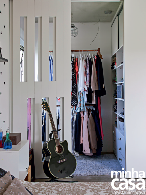 Ideal para abrigar o closet, o espaço anexo ao dormitório foi equipado com uma porta de correr e um armário (Marcenaria Cruciaki).