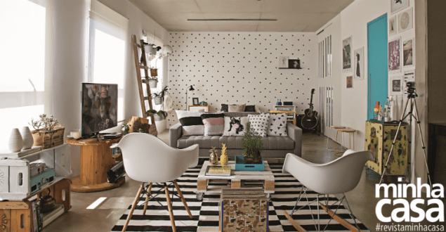 <span>Recém-entregue, o apê já veio da construtora com acabamentos contemporâneos: piso de cimento queimado e teto e divisórias estruturais de concreto aparente. A decoração feita pelo casal dialoga com esse estilo – por aqui, não faltam itens feitos à mão e bons exemplos de reaproveitamento.</span> <span>Recém-entregue, o apê já veio da construtora com acabamentos contemporâneos: piso de cimento queimado e teto e divisórias estruturais de concreto aparente. A decoração feita pelo casal dialoga com esse estilo – por aqui, não faltam itens feitos à mão e bons exemplos de reaproveitamento.</span>