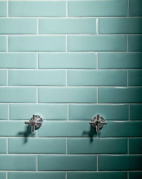 O subway tile pede o mesmo tipo de assentamento que qualquer azulejo. Se optar pela paginação desencontrada – que não é obrigatória –, a maior dificuldade será calcular, milimetricamente, o posicionamento de cada peça.