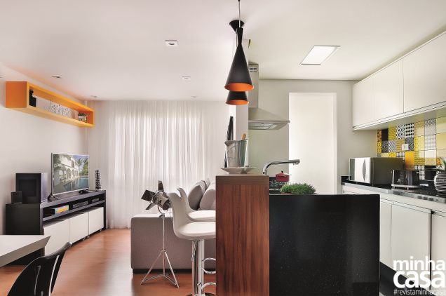 Quem usa a pia ou comanda o cooktop fica de frente para a sala, ou seja, não perde nenhum detalhe da festa! Quem usa a pia ou comanda o cooktop fica de frente para a sala, ou seja, não perde nenhum detalhe da festa!