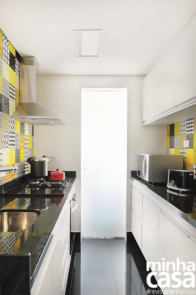 Integrar a ala social com a cozinha foi a primeira estratégia adotada pelo trio, que, em apenas dois meses, reformulou cada centímetro do imóvel de 55 m² Integrar a ala social com a cozinha foi a primeira estratégia adotada pelo trio, que, em apenas dois meses, reformulou cada centímetro do imóvel de 55 m²