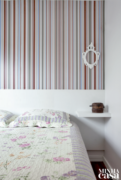 Acredite: o revestimento listrado, que dá todo o charme ao quarto, é uma toalha de mesa plástica (Laurita Center, R$ 12,90 o metro). A peça é presa com dupla face e, nos cantinhos, com cola de silicone. Uma moldura oval de gesso fecha a proposta com chave de ouro.