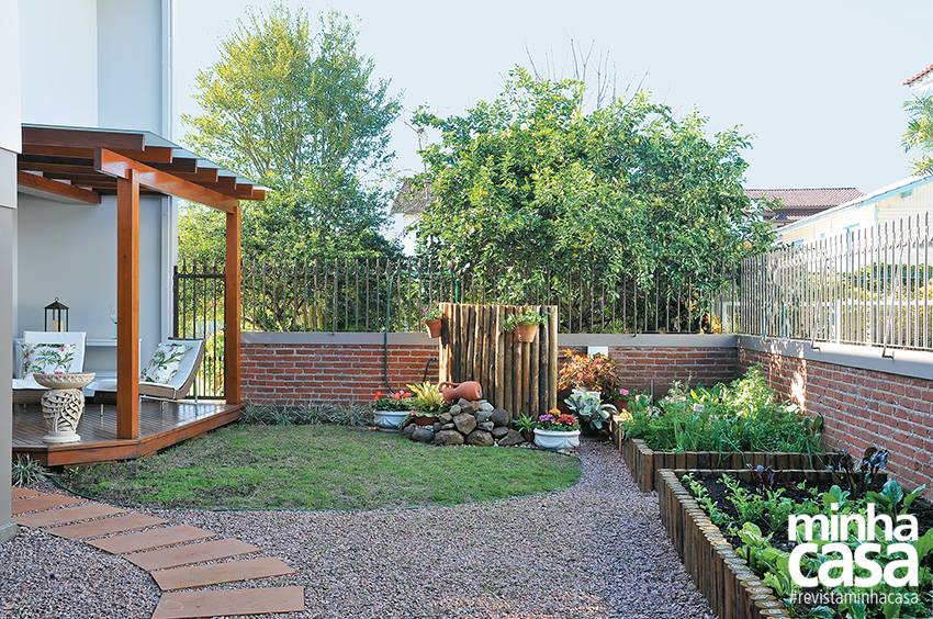Reforma em quintal cria jardim, horta e pergolado para avó e neta desfrutarem