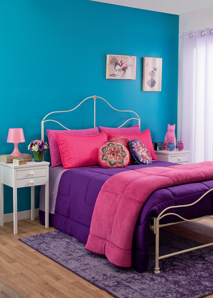 um quarto de casal e quatro decorações cores intensas