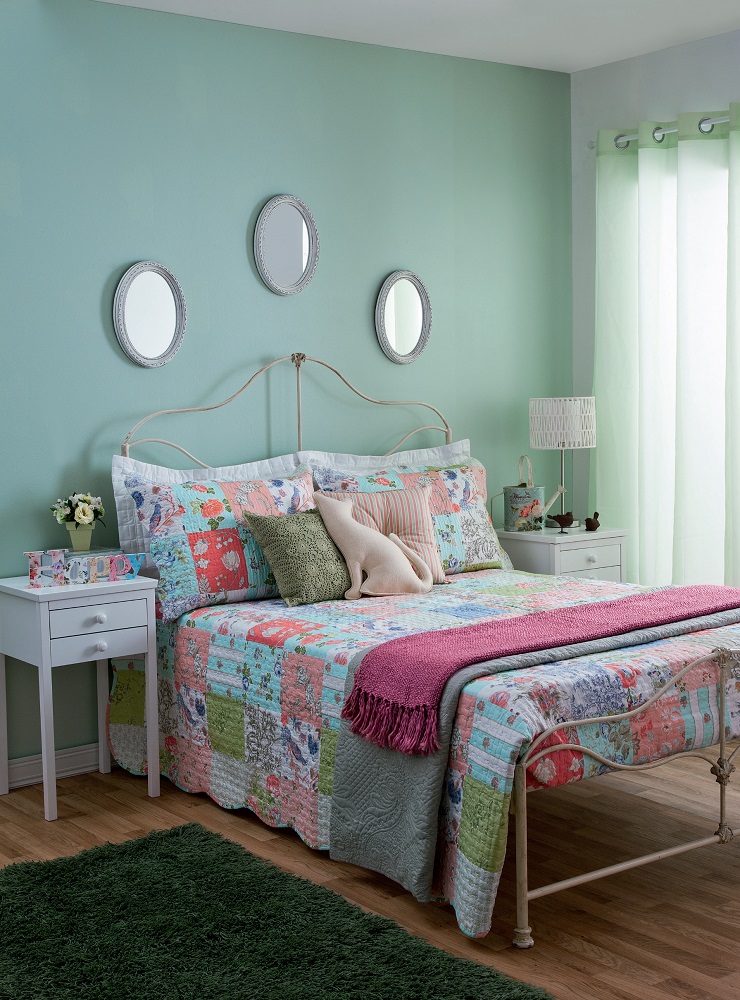um quarto de casal e quatro decorações provençal