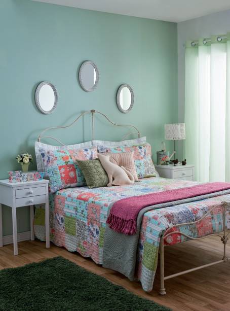 <span>Uma ambientação doce e romântica sempre tem vez. Para transformar o dormitório em um refúgio provençal, o segredo é abusar de motivos florais e candy colors.  Na parede foi usada tinta acrílica </span><span>Cor Capim-Limão, da Coral. </span>