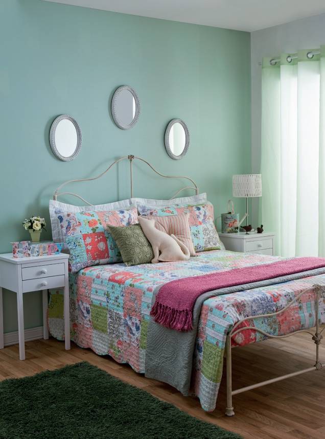 <span>Uma ambientação doce e romântica sempre tem vez. Para transformar o dormitório em um refúgio provençal, o segredo é abusar de motivos florais e candy colors. Na parede foi usada tinta acrílica </span><span>Cor Capim-Limão, da Coral. </span> <span>Uma ambientação doce e romântica sempre tem vez. Para transformar o dormitório em um refúgio provençal, o segredo é abusar de motivos florais e candy colors. Na parede foi usada tinta acrílica </span><span>Cor Capim-Limão, da Coral. </span>