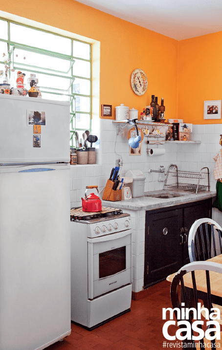 Outra influência marroquina, o tom amarelo-manga na parede da cozinha