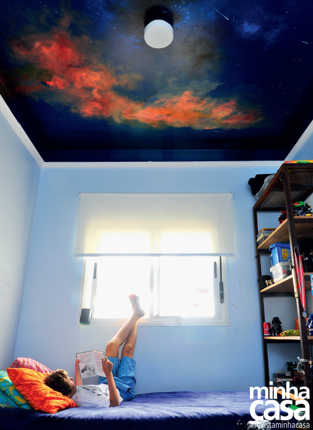 Assim que comprou a casa, a farmacêutica Débora Caetano decidiu: o quarto do filho, Phillipe, teria um céu no teto. Para conquistá-lo, pintou-o com tinta acrílica na cor Relâmpago Azul (ref. 10 BB 09/250), da Coral, e colou estrelas de plástico. “Mas não gostei do resultado, ficou muito artificial. Queria algo mais realista”, diz. Entrou em cena Viviani Queiroz, do estúdio A Casinha, que aproveitou o fundo existente e, a partir de uma foto, reproduziu um céu com nebulosas, usando tinta branca com corantes para criar a paleta azul, violeta e laranja. “Cada pincelada é um trabalho único”, elogia a moradora, que arrematou a obra com um plafon básico. Uma pintura semelhante (3,50 x 3 m) custa em torno de R$ 1 100 (com material). Assim que comprou a casa, a farmacêutica Débora Caetano decidiu: o quarto do filho, Phillipe, teria um céu no teto. Para conquistá-lo, pintou-o com tinta acrílica na cor Relâmpago Azul (ref. 10 BB 09/250), da Coral, e colou estrelas de plástico. “Mas não gostei do resultado, ficou muito artificial. Queria algo mais realista”, diz. Entrou em cena Viviani Queiroz, do estúdio A Casinha, que aproveitou o fundo existente e, a partir de uma foto, reproduziu um céu com nebulosas, usando tinta branca com corantes para criar a paleta azul, violeta e laranja. “Cada pincelada é um trabalho único”, elogia a moradora, que arrematou a obra com um plafon básico. Uma pintura semelhante (3,50 x 3 m) custa em torno de R$ 1 100 (com material).