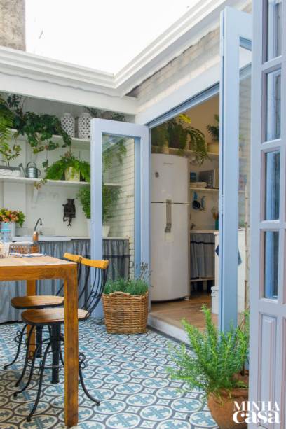 Móveis rústicos, revestimentos bacanas e uma atmosfera deliciosa respondem pela graça deste cantinho integrado à sala e à cozinha do imóvel de 57 m² Móveis rústicos, revestimentos bacanas e uma atmosfera deliciosa respondem pela graça deste cantinho integrado à sala e à cozinha do imóvel de 57 m²