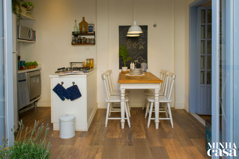 Móveis rústicos, revestimentos bacanas e uma atmosfera deliciosa respondem pela graça deste cantinho integrado à sala e à cozinha do imóvel de 57 m²