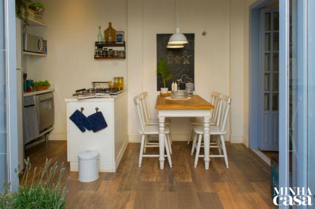 Móveis rústicos, revestimentos bacanas e uma atmosfera deliciosa respondem pela graça deste cantinho integrado à sala e à cozinha do imóvel de 57 m² Móveis rústicos, revestimentos bacanas e uma atmosfera deliciosa respondem pela graça deste cantinho integrado à sala e à cozinha do imóvel de 57 m²