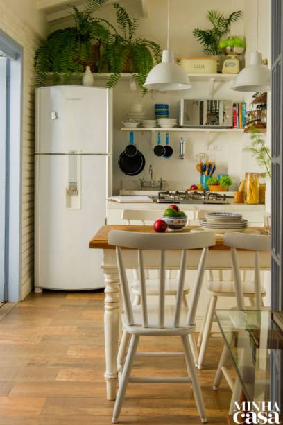 Móveis rústicos, revestimentos bacanas e uma atmosfera deliciosa respondem pela graça deste cantinho integrado à sala e à cozinha do imóvel de 57 m²