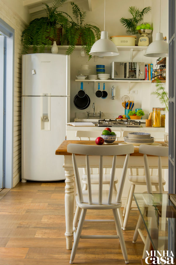 Móveis rústicos, revestimentos bacanas e uma atmosfera deliciosa respondem pela graça deste cantinho integrado à sala e à cozinha do imóvel de 57 m² Móveis rústicos, revestimentos bacanas e uma atmosfera deliciosa respondem pela graça deste cantinho integrado à sala e à cozinha do imóvel de 57 m²