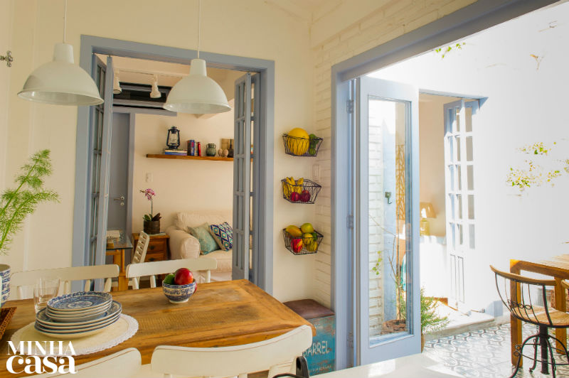 Móveis rústicos, revestimentos bacanas e uma atmosfera deliciosa respondem pela graça deste cantinho integrado à sala e à cozinha do imóvel de 57 m² Móveis rústicos, revestimentos bacanas e uma atmosfera deliciosa respondem pela graça deste cantinho integrado à sala e à cozinha do imóvel de 57 m²