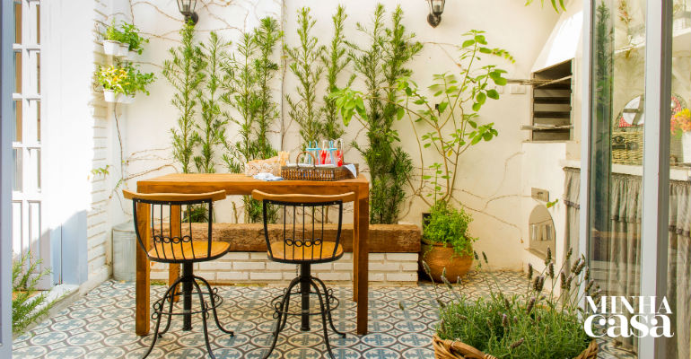 Varanda de apartamento é quintal particular com inspiração mediterrânea