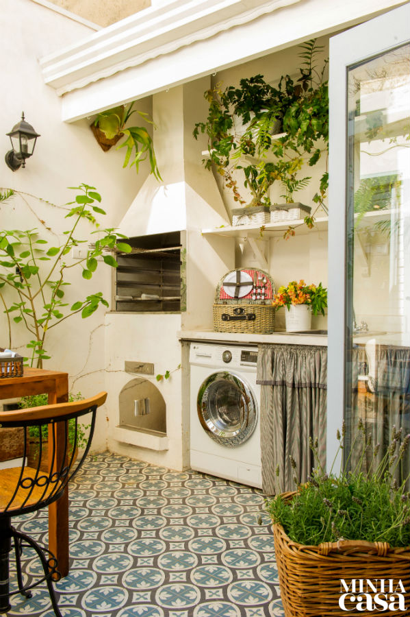 Varanda de apartamento é quintal particular com inspiração mediterrânea