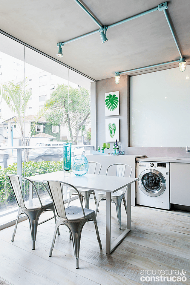 distribuição inteligente cria canto multiúso Coube até uma máquina de lavar roupa no corpo da bancada, planejada sob medida no projeto do escritório Suíte Arquitetos distribuição inteligente cria canto multiúso Coube até uma máquina de lavar roupa no corpo da bancada, planejada sob medida no projeto do escritório Suíte Arquitetos