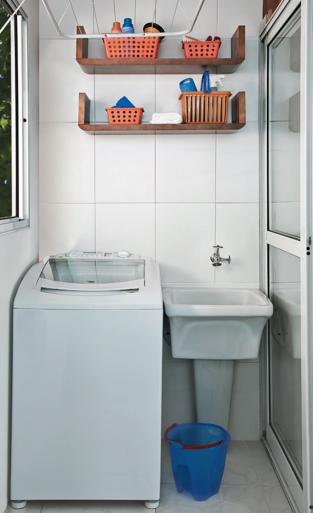 Com o espaço reduzido, duas prateleiras (modelo Sintonia II (80 x 18 x 25 cm) - Meu Móvel de Madeira) mantêm os produtos de limpeza organizados e sempre à mão. Projeto do designer de interiores Fabio Galeazzo.