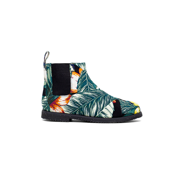 Nos pés;  Tecidos de roupas velhas garimpadas em brechós ganham nova vida nas mãos da Insecta, que cria calçados exclusivos como a bota Selvagem, por R$ 329 no site da marca.