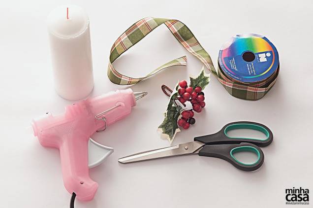 Material: velas brancas de sete dias, pistola e bastão de cola quente, enfeites de plantas e frutas artificiais, fita de tecido estampado e tesoura. Material: velas brancas de sete dias, pistola e bastão de cola quente, enfeites de plantas e frutas artificiais, fita de tecido estampado e tesoura.