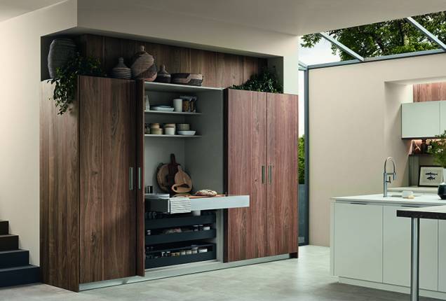 Na Lounge, da Veneta Cucine, as portas centrais se recolhem expondo a pequena copa; as laterais são retráteis, permitindo usar os armários para guardar eletrodomésticos ou como despensa. Na Lounge, da Veneta Cucine, as portas centrais se recolhem expondo a pequena copa; as laterais são retráteis, permitindo usar os armários para guardar eletrodomésticos ou como despensa.