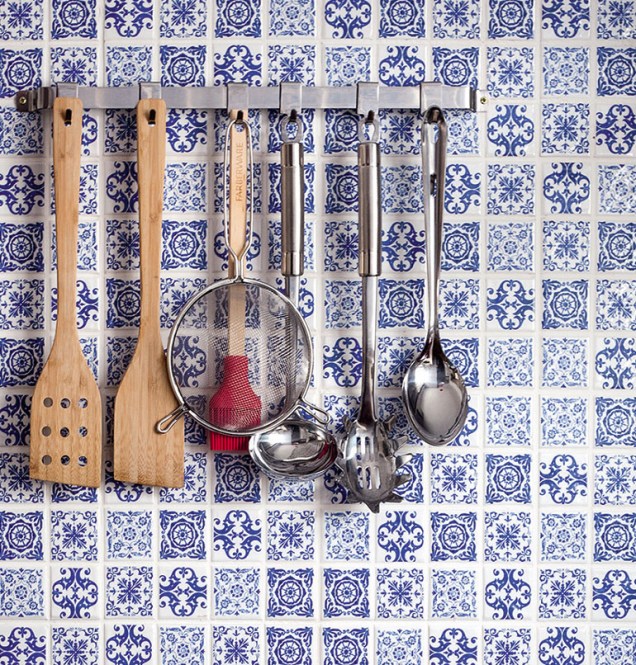Em termos de charme, as paredes da cozinha não ficam atrás e apresentam cerâmica que imita azulejos portugueses
