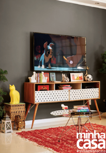 Gostou do móvel que serve de apoio para a TV? Para ter um igual, basta aparafusar pés-palito (Casa de Criação a Vó Queria , R$ 108 o kit de 45 cm de altura) na base de um rack retangular comum (no padrão branco e carvalho, o modelo Sim, da Orb, mede 1,60 x 0,40 x 0,40 m. Americanas.com , R$ 296,91). Para decorar a face das gavetas, a designer recortou e aplicou triângulos de adesivo vinílico preto.