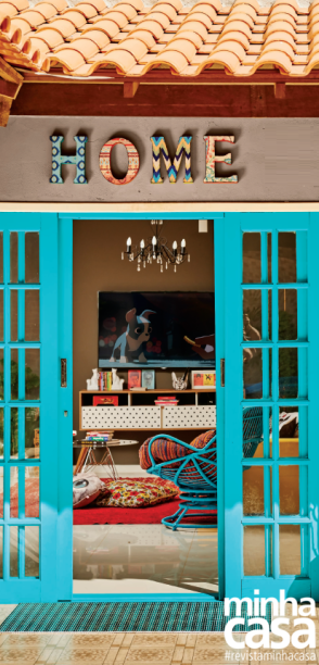 Tingida de azul (Apatita, ref. E327, da Suvinil), a porta de eucalipto (1,60 x 2,10 m, da Serve Madeiras , R$ 890) enche de luz a sala, cujo tema da decoração são os gatos. Daí o almofadão Cara de Gato (Cat Club , R$ 49,90) e os quadros perto do sofá (Etna, R$ 89,90 cada). A fachada ganhou a cor pronta Concreto, da Suvinil.