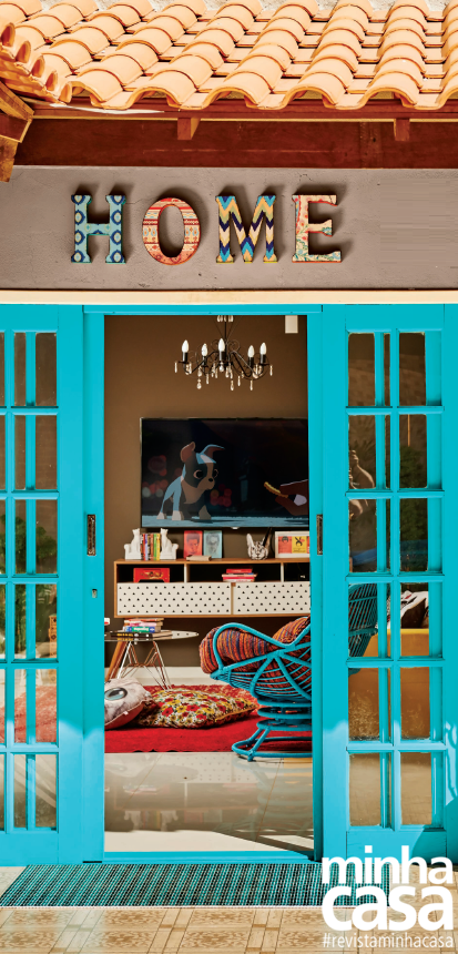 Tingida de azul (Apatita, ref. E327, da Suvinil), a porta de eucalipto (1,60 x 2,10 m, da Serve Madeiras , R$ 890) enche de luz a sala, cujo tema da decoração são os gatos. Daí o almofadão Cara de Gato (Cat Club , R$ 49,90) e os quadros perto do sofá (Etna, R$ 89,90 cada). A fachada ganhou a cor pronta Concreto, da Suvinil. Tingida de azul (Apatita, ref. E327, da Suvinil), a porta de eucalipto (1,60 x 2,10 m, da Serve Madeiras , R$ 890) enche de luz a sala, cujo tema da decoração são os gatos. Daí o almofadão Cara de Gato (Cat Club , R$ 49,90) e os quadros perto do sofá (Etna, R$ 89,90 cada). A fachada ganhou a cor pronta Concreto, da Suvinil.