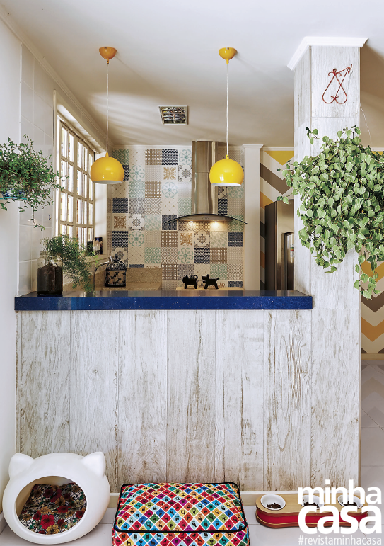 As superfícies do balcão americano, por exemplo, ganharam um porcelanato que imita madeira patinada (Villagio Bianco, de 0,26 x 1,06 m, da Biancogres. C&C, R$ 92,90 o m²), enquanto a área atrás do fogão recebeu um mosaico de azulejos (Provence Mix, de 20 x 20 cm, da Portobello. Leroy Merlin, R$ 139,90 o kit com 12 peças). As superfícies do balcão americano, por exemplo, ganharam um porcelanato que imita madeira patinada (Villagio Bianco, de 0,26 x 1,06 m, da Biancogres. C&C, R$ 92,90 o m²), enquanto a área atrás do fogão recebeu um mosaico de azulejos (Provence Mix, de 20 x 20 cm, da Portobello. Leroy Merlin, R$ 139,90 o kit com 12 peças).
