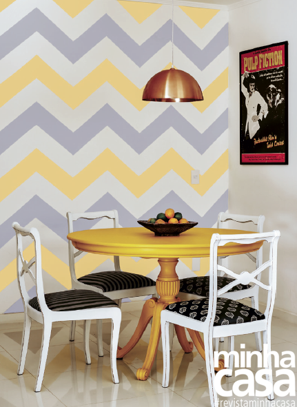 De segunda mão, uma mesa e quatro cadeiras repaginadas completam a área do jantar. De segunda mão, uma mesa e quatro cadeiras repaginadas completam a área do jantar.