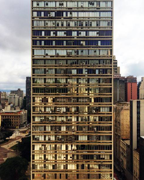 Assinado pelo ítalo-brasileiro Giancarlo Palanti, o edifício Conde de Prates foi erguido em 1955 e hoje tem como vizinhos a sede da prefeitura e o Vale do Anhangabaú. “Considero esta foto uma síntese: edifício antigo, prédios de escritórios e espaços públicos. Os reflexos ainda multiplicam a urbanidade” - André Scarpa, @scarpa_andre